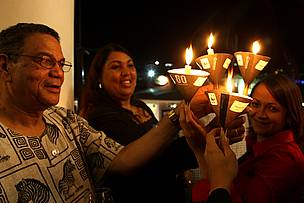 Host an Earth Hour party for friends and family. / ©: Roger Sedres / ©: Roger Sedres