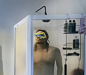 Save water. Shower instead of having a bath. / ©: Ogilvy / ©: Ogilvy